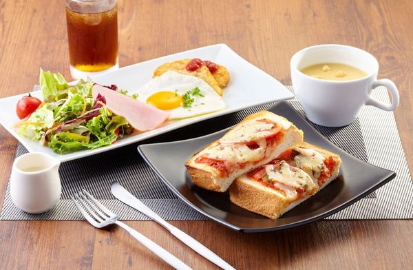 ピザトーストとサラダの洋食モーニング